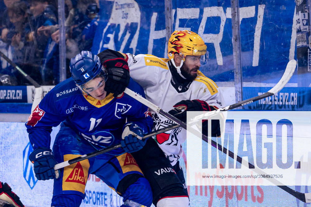Nik Petrovic 11 (EV Zug) im Zweikampf mit PostFinance Topscorer Jason Fuchs (Lausanne HC) - 23.10.2026 - National League, Regular Season, Eishockey, OYM hall, Zug: EV Zug - Lausanne HC . (Bild von