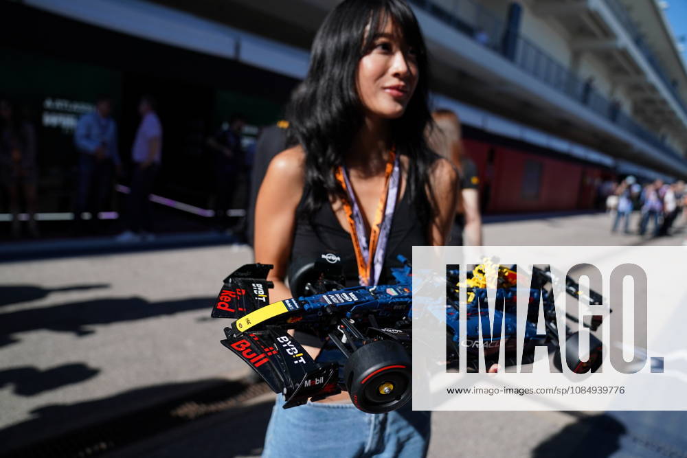 Formula One United States Grand Prix - Practice sessions A Red Bull Racing fan waits to get autographs on her model car ahead of the Formula One United States Grand Prix in Austin, Texas, USA, 23 October 2026 (issued 24 October 2026). The 2026 Formula 1 United States Grand Prix takes place at the Circuit of the Americas on 25 October. AUSTIN United States