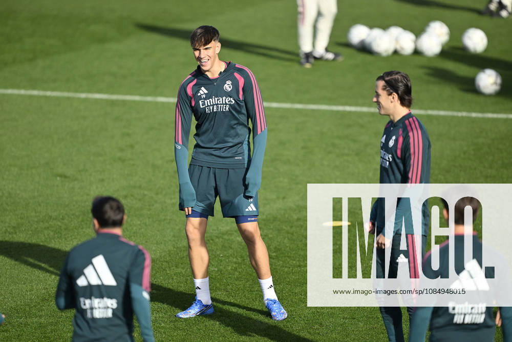 Real Madrid training session ahead of La Liga match against Barcelona MADRID, SPAIN - OCTOBER 24: Carlos Espi (L) and Alvaro Carreras (R) of Real Madrid take part in a training session at the club s Valdebebas training facilities ahead of their Spanish La Liga week 10 football match against Barcelona in Madrid, Spain, on October 24, 2026. Burak Akbulut Anadolu Madrid Spain. Editorial use only. Please get in touch for any other usage.
