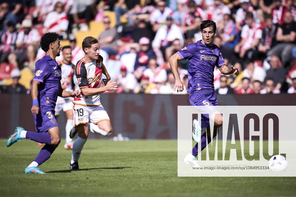 Jorge de Frutos of Rayo Vallecano and Roy Revivo of Elche CF in action during the Spanish League, LaLiga EA Sports, football match played between Rayo Vallecano and Elche CF at Vallecas stadium on October 24, 2026, in Madrid, Spain. Madrid Spain - ZUMAa181 20261024_zaa_a181_074