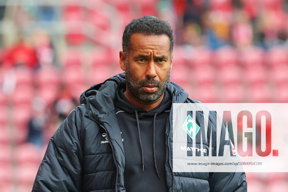 Mainz, Deutschland 24. Oktober 2026: 1. BL - 2026 2027 - Sp. 7 - 1. FSV Mainz 05 gegen SV Werder Bremen Im Bild: Trainer Daniel Thioune (SVW) auf dem Weg zum Fernsehinterview. DFL regulations prohibit any use of photographs as image sequences and or quasi-video Mewa Arena Rheinland - Pfalz