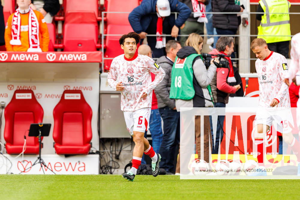 The players of 1. FSV Mainz 05 run out of the tunnel the warm up before the Bundesliga match between 1. FSV Mainz 05 vs. SV Werder Bremen at MEWA Arena on matchday 7 of the 1. Bundesliga on October 24, 2026 in Mainz, Germany. DFL REGULATIONS PROHIBIT ANY USE OF PHOTOGRAPHS AS IMAGE SEQUENCES AND OR QUASI-VIDEO. Rhineland-Palatinate Germany