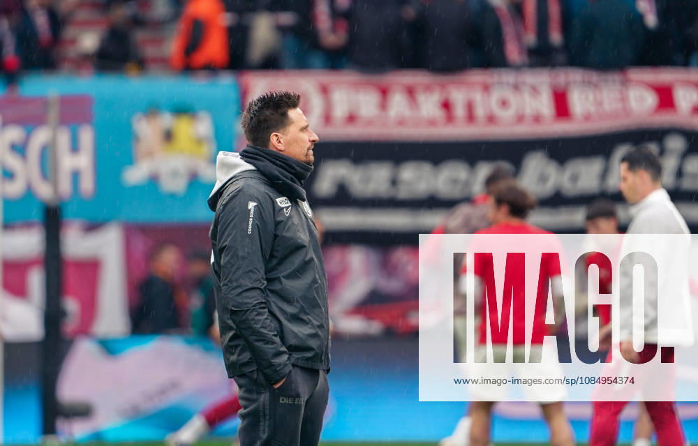 Deutschland: Fussball Bundesliga 2026 2027, 7. Spieltag - RB Leipzig vs SV 07 Elversberg - Red Bull Arena (Leipzig): Geste, Gestik, Emotion Vincent Wagner (Trainer SV 07 Elversberg)