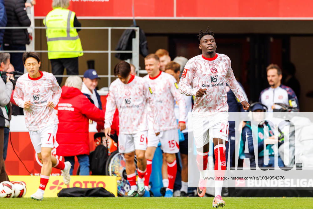 The players of 1. FSV Mainz 05 run out of the tunnel the warm up before the Bundesliga match between 1. FSV Mainz 05 vs. SV Werder Bremen at MEWA Arena on matchday 7 of the 1. Bundesliga on October 24, 2026 in Mainz, Germany. DFL REGULATIONS PROHIBIT ANY USE OF PHOTOGRAPHS AS IMAGE SEQUENCES AND OR QUASI-VIDEO. Rhineland-Palatinate Germany