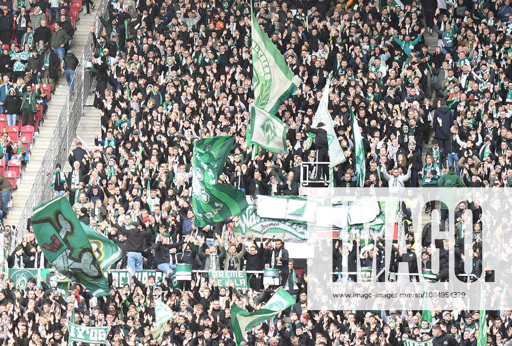 Fussball 1.Bundesliga, FSV Mainz 05 - SV Werder Bremen v.l. Fans von SV Werder Bremen Mainz