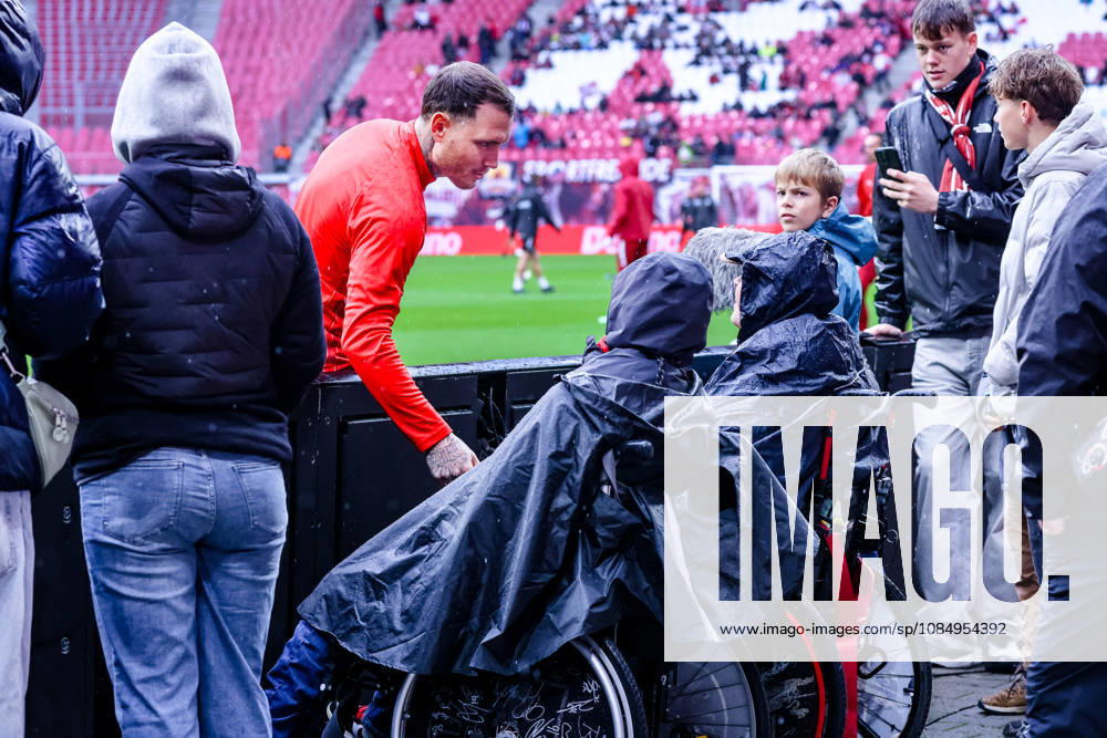 David Raum (RB Leipzig, 22) im Gespraech mit zwei jungen Fans im Rollstuhl vor dem Spiel, GER, RB Leipzig vs. SV Elversberg, Fussball, 1. Bundesliga Herren, 7. Spieltag, Spielzeit 2026 2027, 24.10.2026 DFL regulations prohibit any use of photographs as image sequences and or quasi-video. GER, RB Leipzig vs. SV Elversberg, Fussball, 1. Bundesliga Herren, 7. Spieltag, Spielzeit 2026 2027, 24.10.2026 Leipzig