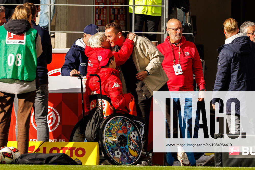 Niko Bungert (1. FSV Mainz 05, sports director) during the Bundesliga match between 1. FSV Mainz 05 vs. SV Werder Bremen at MEWA Arena on matchday 7 of the 1. Bundesliga on October 24, 2026 in Mainz, Germany. DFL REGULATIONS PROHIBIT ANY USE OF PHOTOGRAPHS AS IMAGE SEQUENCES AND OR QUASI-VIDEO. Rhineland-Palatinate Germany