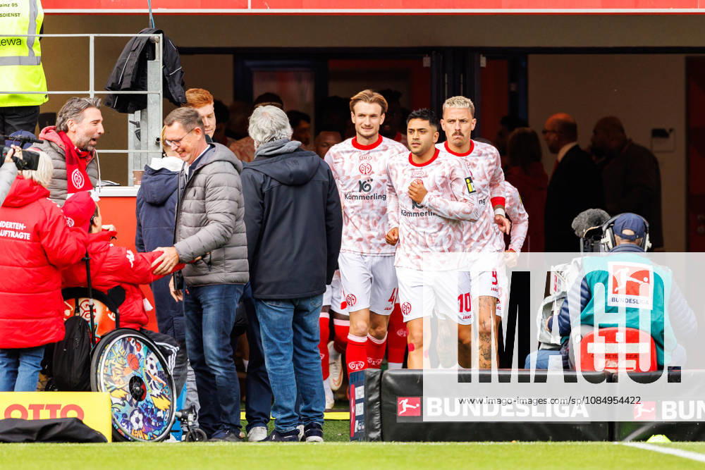 The players of 1. FSV Mainz 05 run out of the tunnel the warm up before the Bundesliga match between 1. FSV Mainz 05 vs. SV Werder Bremen at MEWA Arena on matchday 7 of the 1. Bundesliga on October 24, 2026 in Mainz, Germany. DFL REGULATIONS PROHIBIT ANY USE OF PHOTOGRAPHS AS IMAGE SEQUENCES AND OR QUASI-VIDEO. Rhineland-Palatinate Germany