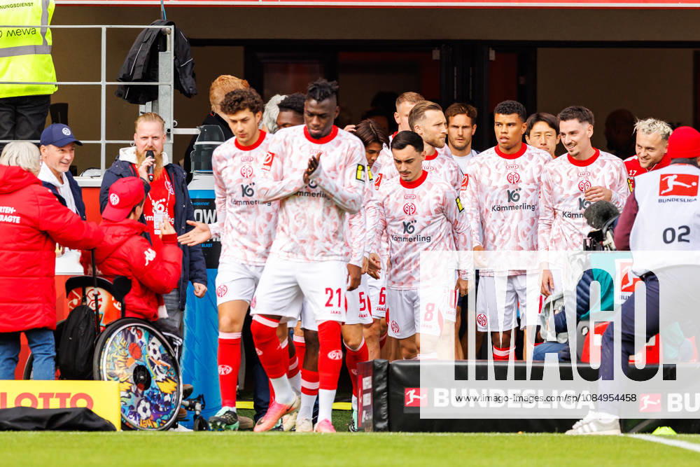 The players of 1. FSV Mainz 05 run out of the tunnel the warm up before the Bundesliga match between 1. FSV Mainz 05 vs. SV Werder Bremen at MEWA Arena on matchday 7 of the 1. Bundesliga on October 24, 2026 in Mainz, Germany. DFL REGULATIONS PROHIBIT ANY USE OF PHOTOGRAPHS AS IMAGE SEQUENCES AND OR QUASI-VIDEO. Rhineland-Palatinate Germany