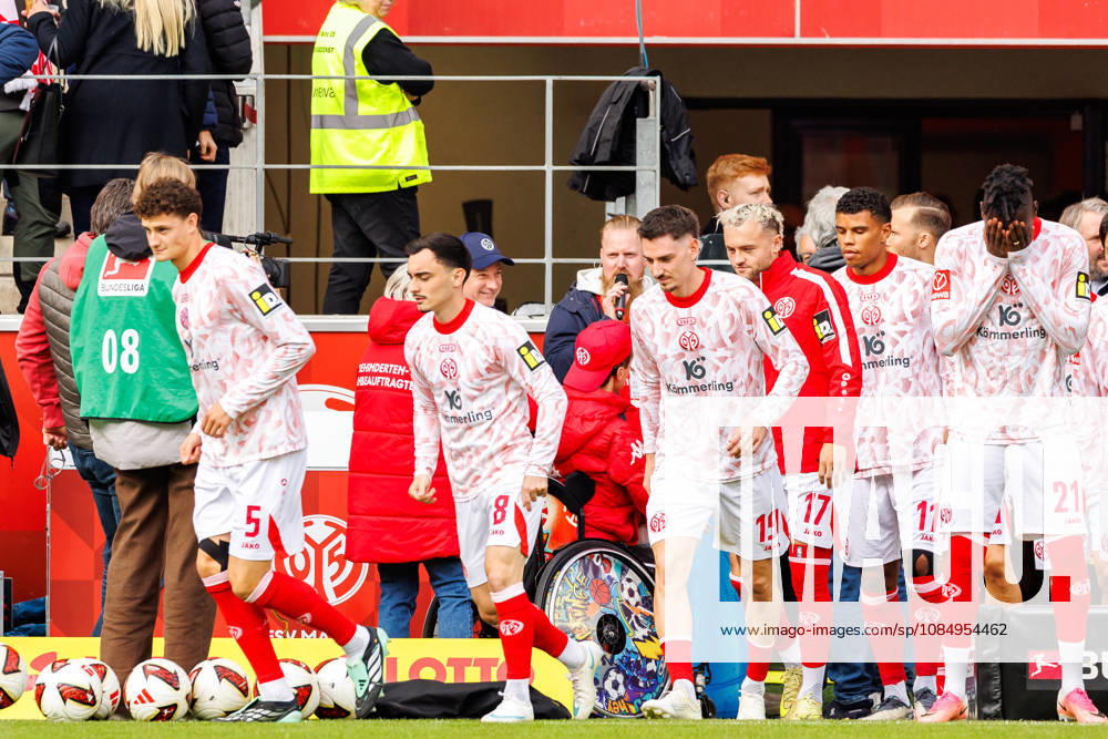 The players of 1. FSV Mainz 05 run out of the tunnel the warm up before the Bundesliga match between 1. FSV Mainz 05 vs. SV Werder Bremen at MEWA Arena on matchday 7 of the 1. Bundesliga on October 24, 2026 in Mainz, Germany. DFL REGULATIONS PROHIBIT ANY USE OF PHOTOGRAPHS AS IMAGE SEQUENCES AND OR QUASI-VIDEO. Rhineland-Palatinate Germany