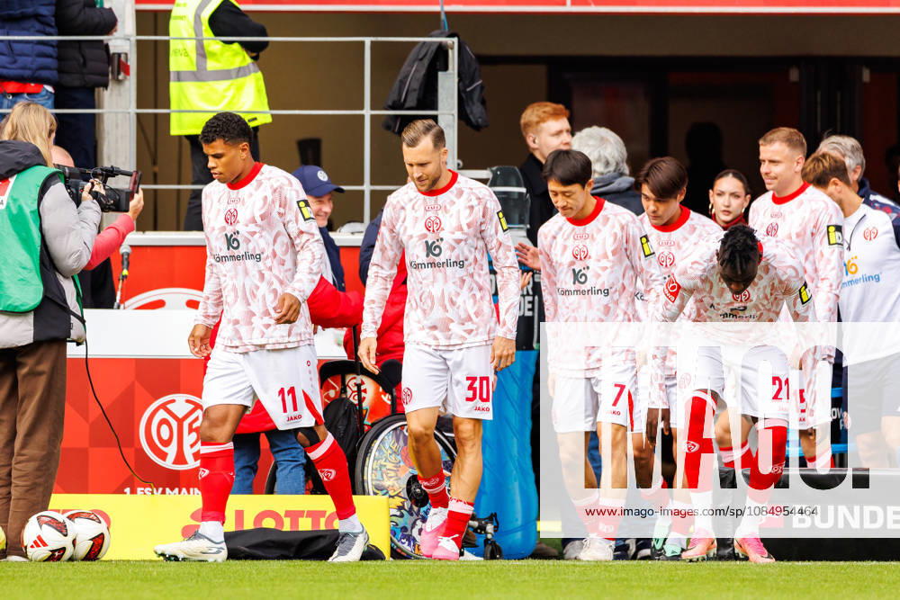 The players of 1. FSV Mainz 05 run out of the tunnel the warm up before the Bundesliga match between 1. FSV Mainz 05 vs. SV Werder Bremen at MEWA Arena on matchday 7 of the 1. Bundesliga on October 24, 2026 in Mainz, Germany. DFL REGULATIONS PROHIBIT ANY USE OF PHOTOGRAPHS AS IMAGE SEQUENCES AND OR QUASI-VIDEO. Rhineland-Palatinate Germany