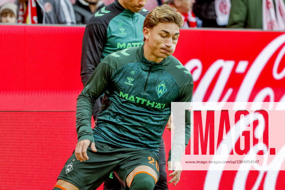 Chuki (SV Werder Bremen, 20) beim Aufwärmen vor Spielbeginn , Deutschland, Fussball, 1. Bundesliga, 7.Spieltag, 2026 2027, 1. FSV Mainz vs. SV Werder Bremen, 24.10.2026, Mainz Mewa Arena Deutschland