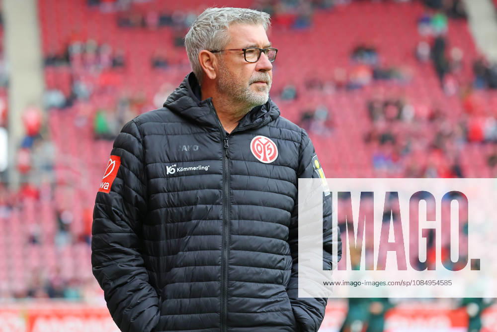 Mainz, Deutschland 24. Oktober 2026: 1. BL - 2026 2027 - Sp. 7 - 1. FSV Mainz 05 gegen SV Werder Bremen Im Bild: Trainer Urs Fischer (FSV) brim Betreten der Mewa-Arena. DFL regulations prohibit any use of photographs as image sequences and or quasi-video Mewa Arena Rheinland - Pfalz