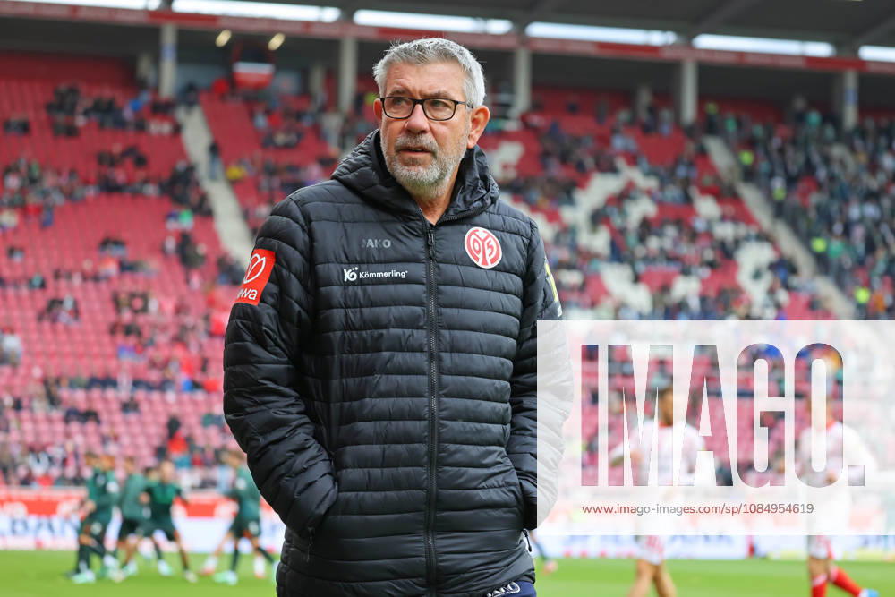 Mainz, Deutschland 24. Oktober 2026: 1. BL - 2026 2027 - Sp. 7 - 1. FSV Mainz 05 gegen SV Werder Bremen Im Bild: Trainer Urs Fischer (FSV) brim Betreten der Mewa-Arena. DFL regulations prohibit any use of photographs as image sequences and or quasi-video Mewa Arena Rheinland - Pfalz
