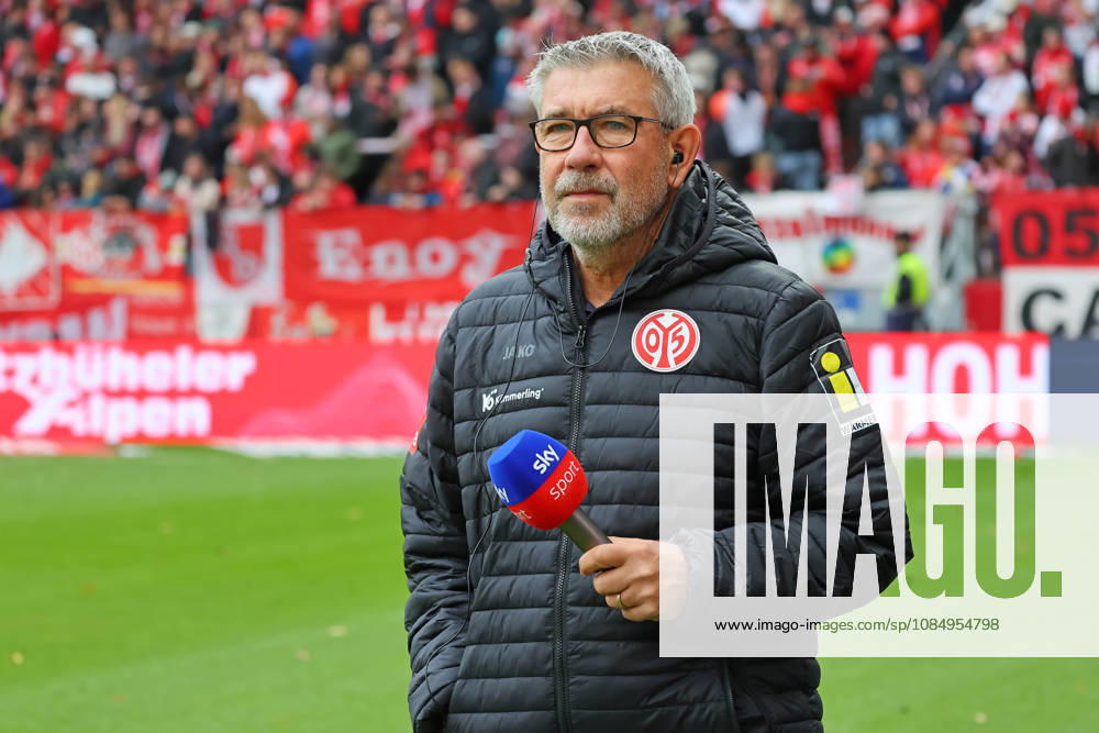 Mainz, Deutschland 24. Oktober 2026: 1. BL - 2026 2027 - Sp. 7 - 1. FSV Mainz 05 gegen SV Werder Bremen Im Bild: Trainer Urs Fischer (FSV) beim Fernsehinterview mit dem Sender skysport mit Mikrofon in der Hand. DFL regulations prohibit any use of photographs as image sequences and or quasi-video Mewa Arena Rheinland - Pfalz
