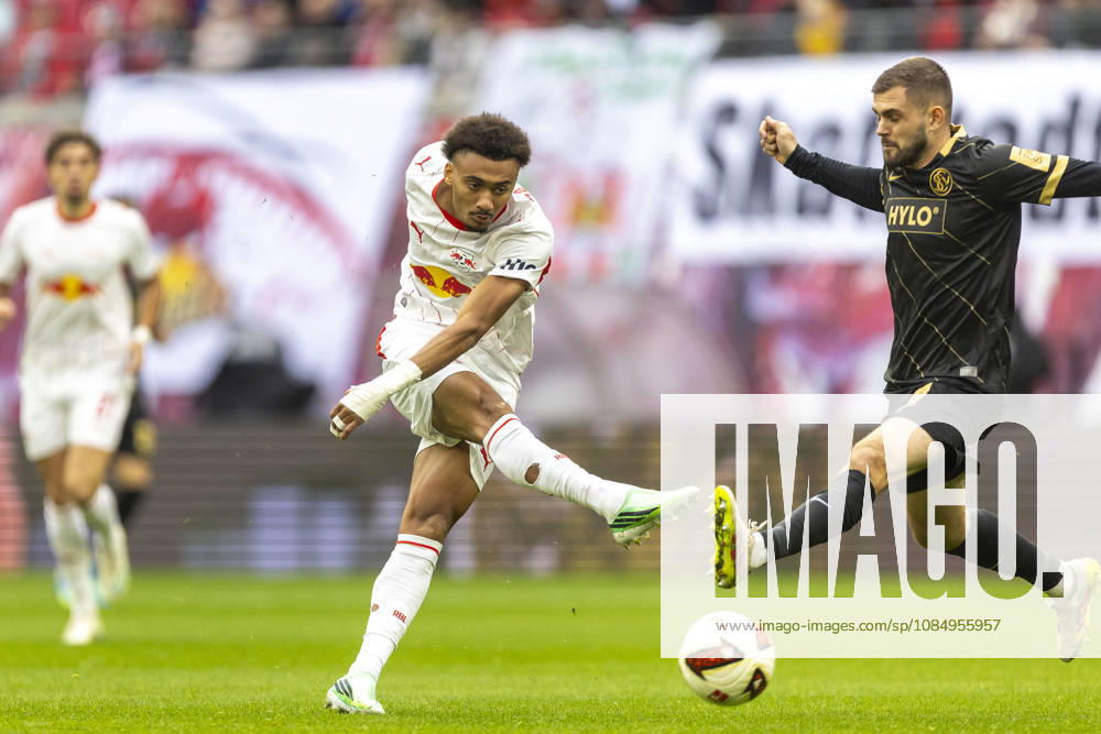 GER, Leipzig, Fussball, Bundesliga, 7. Spieltag, RB Leipzig vs. SV Elversberg im Bild v.l.: Tidiam Gomis (RB Leipzig 27), Lukasz Poreba (SV Elversberg 08), Zweikampf 24.10.2026, Red-Bull Arena Leipzig DFL DFB REGULATIONS PROHIBIT ANY USE OF PHOTOGRAPHS AS IMAGE SEQUENCES AND OR QUASI-VIDEO,