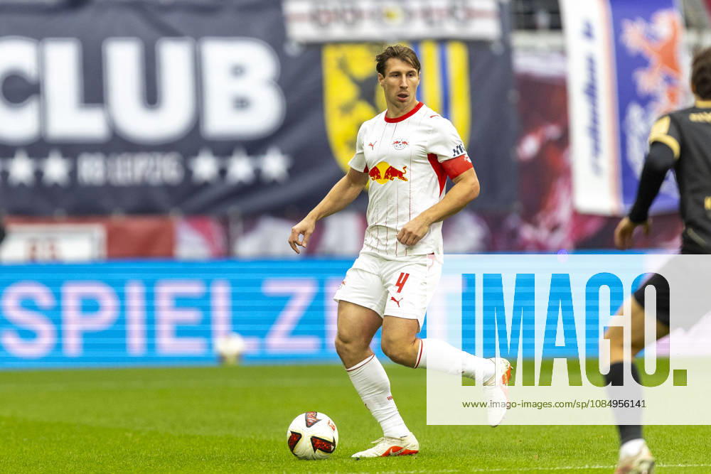 GER, Leipzig, Fussball, Bundesliga, 7. Spieltag, RB Leipzig vs. SV Elversberg im Bild v.l.: Willi Orban (RB Leipzig 04), Aktion mit Ball 24.10.2026, Red-Bull Arena Leipzig DFL DFB REGULATIONS PROHIBIT ANY USE OF PHOTOGRAPHS AS IMAGE SEQUENCES AND OR QUASI-VIDEO,