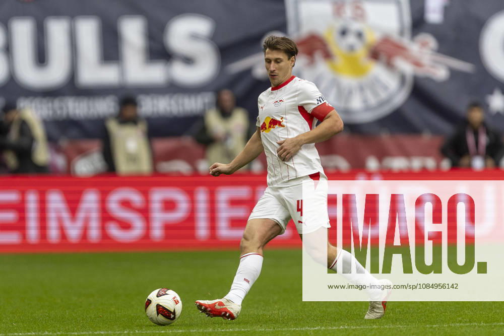 GER, Leipzig, Fussball, Bundesliga, 7. Spieltag, RB Leipzig vs. SV Elversberg im Bild v.l.: Willi Orban (RB Leipzig 04), Aktion mit Ball 24.10.2026, Red-Bull Arena Leipzig DFL DFB REGULATIONS PROHIBIT ANY USE OF PHOTOGRAPHS AS IMAGE SEQUENCES AND OR QUASI-VIDEO,