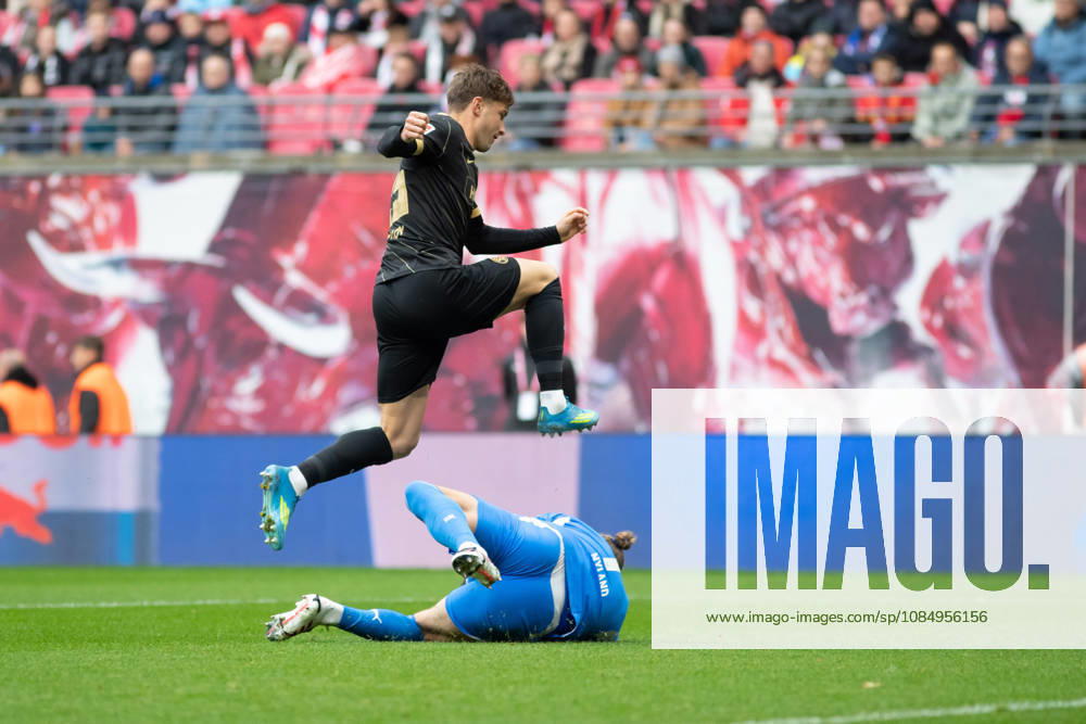 1. Fußball Bundesliga: RB Leipzig - SV Elversberg; 24.10.2026 Torwart Örjan Nyland (1, RB Leipzig) sichert den Ball vor Lukas Petkov (25, SV Elversberg). LEIPZIG, DEUTSCHLAND - OCTOBER 24: Bundesliga-Spiel RB Leipzig - SV Elversberg in der Red Bull Arena am 7. Spieltag der 1. Bundesliga am October 24, 2026 in Leipzig, Deutschland. DFL REGULATIONS PROHIBIT ANY USE OF PHOTOGRAPHS AS IMAGE SEQUENCES AND OR QUASI-VIDEO.