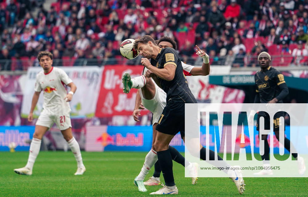 Deutschland: Fussball Bundesliga 2026 2027, 7. Spieltag - RB Leipzig vs SV 07 Elversberg - Red Bull Arena (Leipzig): im Zweikampf Tidiam Gomis (RB Leipzig, 27) Maximilian Rohr (SV 07 Elversberg, 31)