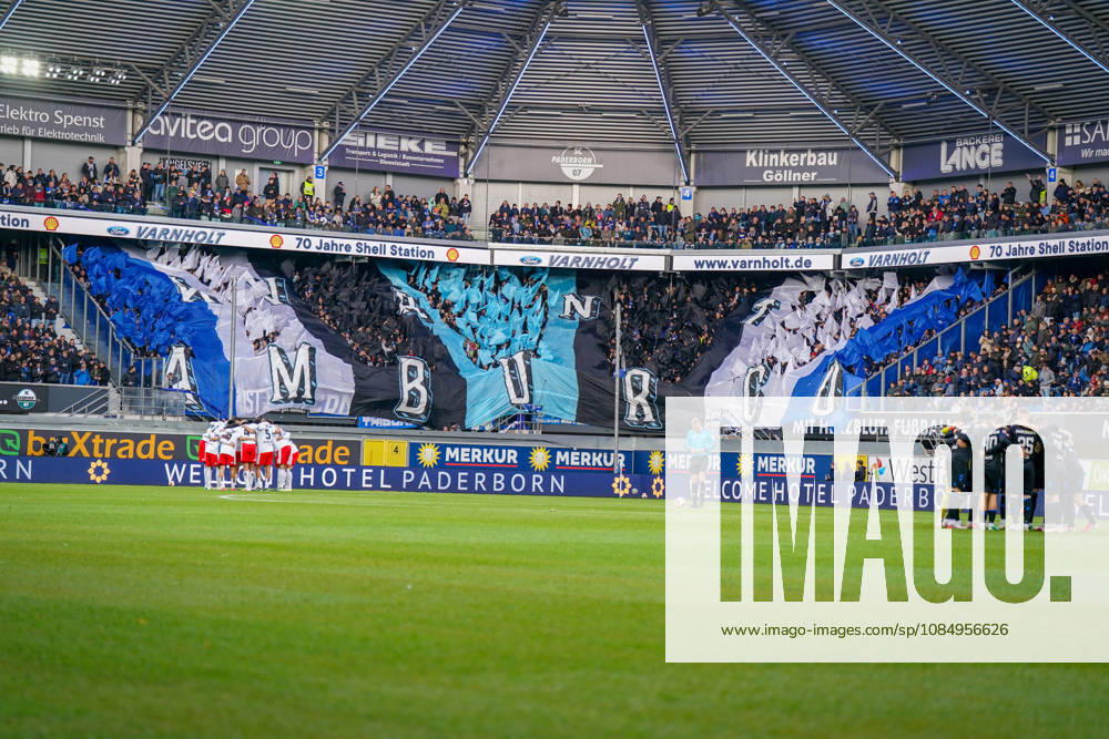 Deutschland: Fussball Bundesliga 2026 - 2027, 7. Spieltag - SC Paderborn vs Hamburger SV - Home-Deluxe-Arena (Paderborn): Innenansicht der Home-Deluxe-Arena in Paderborn mit grosser blau-schwarz-weisser Choreographie der Heimfans des SC Paderborn 07, Schriftzug HAMBURG. Fans, Ultras, Fanchoreo, Fanszene, Fahnen, Zuschauer, Tribüne, Fanblock, Stimmung, Mannschaftskreise von SC Paderborn und Hamburger SV vor Spielbeginn, Fussball, Bundesliga, Stadion, Sportstätte, Totale, Spielfeld, Schiedsrichter, Flutlicht, Werbung, Sponsoren, Werbebanden, Merkur, buXtrade, Varnholt, Welcome Hotel.