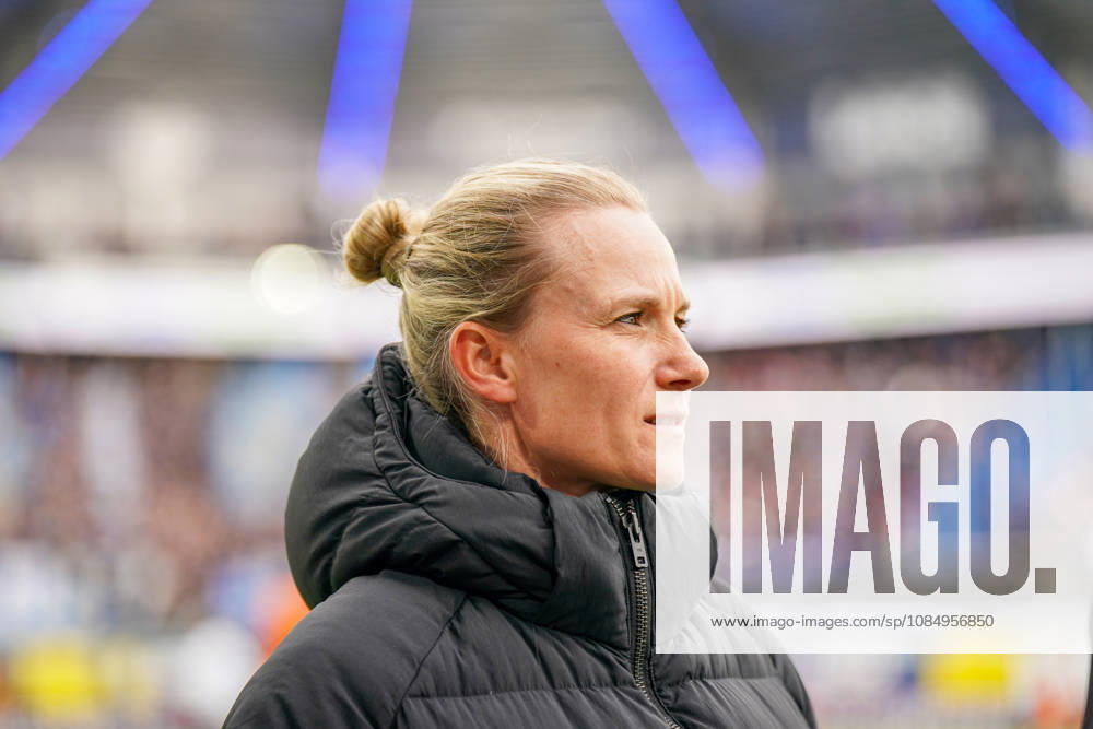 Deutschland: Fussball Bundesliga 2026 - 2027, 7. Spieltag - SC Paderborn vs Hamburger SV - Home-Deluxe-Arena (Paderborn): Kathleen Krüger, Sportvorständin des Hamburger SV (HSV), erste hauptamtliche Sportvorständin der Bundesliga-Geschichte, ehemalige Teammanagerin des FC Bayern München. Porträt, Nahaufnahme am Spielfeldrand der Home-Deluxe-Arena in Paderborn, schwarze Winterjacke, lächelnd, Blick zur Seite. Fussball, Bundesliga, SC Paderborn 07, Hamburger SV, Sportmanagement, Sportvorstand, Vereinsführung, Funktionärin, Frauen im Fussball, Management, Sportstätte, Mimik, Gesichtsausdruck, Emotion