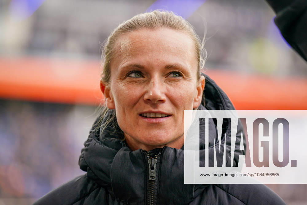 Deutschland: Fussball Bundesliga 2026 - 2027, 7. Spieltag - SC Paderborn vs Hamburger SV - Home-Deluxe-Arena (Paderborn): Kathleen Krüger, Sportvorständin des Hamburger SV (HSV), erste hauptamtliche Sportvorständin der Bundesliga-Geschichte, ehemalige Teammanagerin des FC Bayern München. Porträt, Nahaufnahme am Spielfeldrand der Home-Deluxe-Arena in Paderborn, schwarze Winterjacke, lächelnd, Blick zur Seite. Fussball, Bundesliga, SC Paderborn 07, Hamburger SV, Sportmanagement, Sportvorstand, Vereinsführung, Funktionärin, Frauen im Fussball, Management, Sportstätte, Mimik, Gesichtsausdruck, Emotion