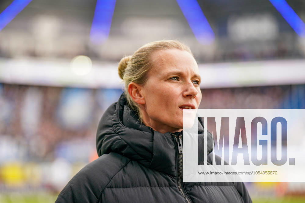 Deutschland: Fussball Bundesliga 2026 - 2027, 7. Spieltag - SC Paderborn vs Hamburger SV - Home-Deluxe-Arena (Paderborn): Kathleen Krüger, Sportvorständin des Hamburger SV (HSV), erste hauptamtliche Sportvorständin der Bundesliga-Geschichte, ehemalige Teammanagerin des FC Bayern München. Porträt, Nahaufnahme am Spielfeldrand der Home-Deluxe-Arena in Paderborn, schwarze Winterjacke, lächelnd, Blick zur Seite. Fussball, Bundesliga, SC Paderborn 07, Hamburger SV, Sportmanagement, Sportvorstand, Vereinsführung, Funktionärin, Frauen im Fussball, Management, Sportstätte, Mimik, Gesichtsausdruck, Emotion