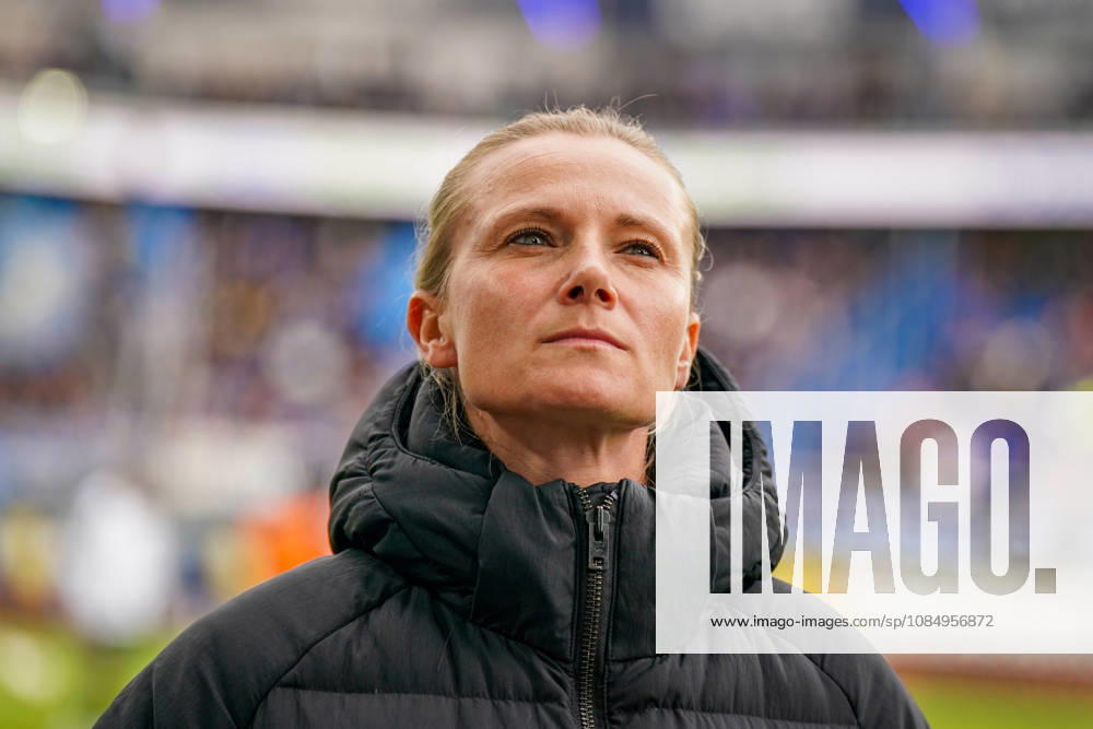 Deutschland: Fussball Bundesliga 2026 - 2027, 7. Spieltag - SC Paderborn vs Hamburger SV - Home-Deluxe-Arena (Paderborn): Kathleen Krüger, Sportvorständin des Hamburger SV (HSV), erste hauptamtliche Sportvorständin der Bundesliga-Geschichte, ehemalige Teammanagerin des FC Bayern München. Porträt, Nahaufnahme am Spielfeldrand der Home-Deluxe-Arena in Paderborn, schwarze Winterjacke, lächelnd, Blick zur Seite. Fussball, Bundesliga, SC Paderborn 07, Hamburger SV, Sportmanagement, Sportvorstand, Vereinsführung, Funktionärin, Frauen im Fussball, Management, Sportstätte, Mimik, Gesichtsausdruck, Emotion