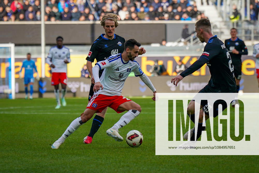 Deutschland: Fussball Bundesliga 2026 - 2027, 7. Spieltag - SC Paderborn vs Hamburger SV - Home-Deluxe-Arena (Paderborn): Fabio Vieira (Hamburger SV, 20) am Ball mit Mattes Hansen (Paderborn 22) Tjark Scheller (Paderborn 25)