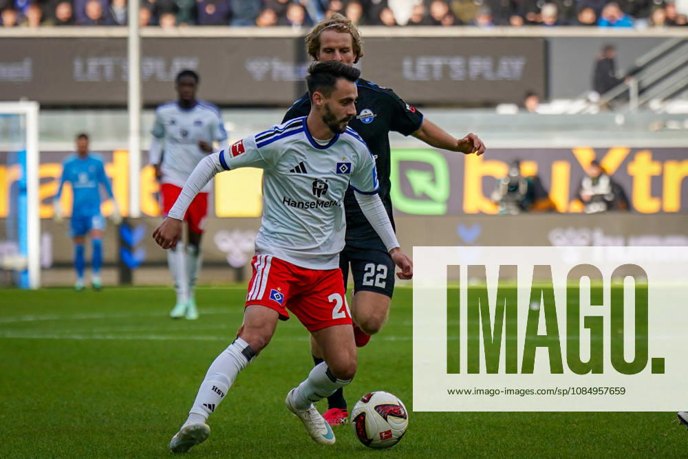 Deutschland: Fussball Bundesliga 2026 - 2027, 7. Spieltag - SC Paderborn vs Hamburger SV - Home-Deluxe-Arena (Paderborn): Fabio Vieira (Hamburger SV, 20) am Ball mit Mattes Hansen (Paderborn 22)