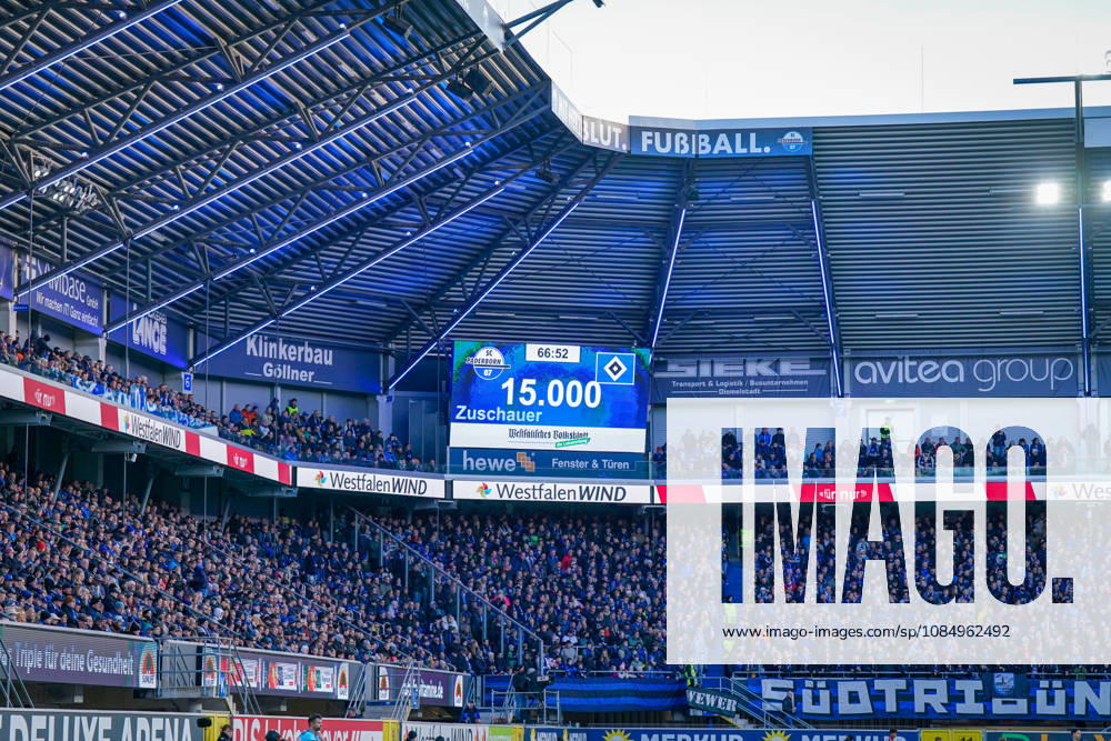Deutschland: Fussball Bundesliga 2026 - 2027, 7. Spieltag - SC Paderborn vs Hamburger SV - Home-Deluxe-Arena (Paderborn): Anzeigetafel der Home-Deluxe-Arena in Paderborn mit der Zuschauerzahl von 15.000 beim Bundesligaspiel SC Paderborn 07 gegen Hamburger SV (HSV). Ausverkauftes Stadion, Stadionanzeige, Zuschauerrekord, Zuschauerzahl, Fans, volle Tribüne, Fankurve, Fanblock, Ultras, Fahnen, Banner PATRICUM, Fussball, Bundesliga, Sportstätte, Innenansicht, Totale, Stadiondach, Flutlicht, Werbung, Sponsoren, WestfalenWIND, hewe, avitea group, Klinkerbau Göllner.