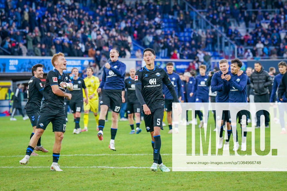 Deutschland: Fussball Bundesliga 2026 - 2027, 7. Spieltag - SC Paderborn vs Hamburger SV - Home-Deluxe-Arena (Paderborn): Freude, Emotionen, Jubel nach dem 1:0 Sieg durch Rayan Philippe (Paderborn 9) - Laurin Curda (Paderborn 17) Santiago Castaneda (Paderborn 5) Laurin Ulrich (Paderborn 28) Tom Baack (Paderborn 6) Steffen Tigges (Paderborn 27) und Team
