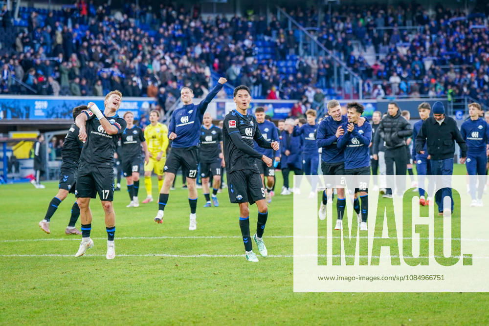 Deutschland: Fussball Bundesliga 2026 - 2027, 7. Spieltag - SC Paderborn vs Hamburger SV - Home-Deluxe-Arena (Paderborn): Freude, Emotionen, Jubel nach dem 1:0 Sieg durch Rayan Philippe (Paderborn 9) - Laurin Curda (Paderborn 17) Santiago Castaneda (Paderborn 5) Laurin Ulrich (Paderborn 28) Tom Baack (Paderborn 6) Steffen Tigges (Paderborn 27) und Team