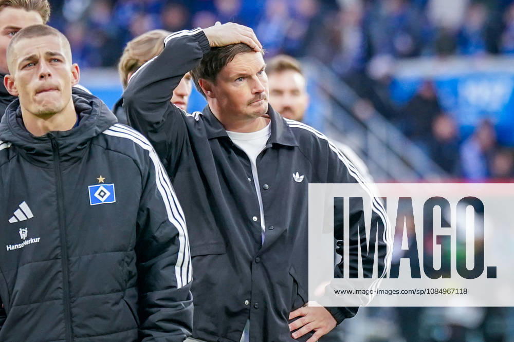 Deutschland: Fussball Bundesliga 2026 - 2027, 7. Spieltag - SC Paderborn vs Hamburger SV - Home-Deluxe-Arena (Paderborn): Merlin Polzin (Trainer, Hamburger SV) mit nachdenklicher Mimik, Gesichtsausdruck, Emotion, davor Miro Muheim (Hamburger SV, 28)