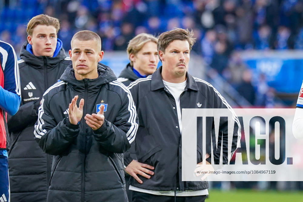Deutschland: Fussball Bundesliga 2026 - 2027, 7. Spieltag - SC Paderborn vs Hamburger SV - Home-Deluxe-Arena (Paderborn): Merlin Polzin (Trainer, Hamburger SV) mit nachdenklicher Mimik, Gesichtsausdruck, Emotion, davor Miro Muheim (Hamburger SV, 28)
