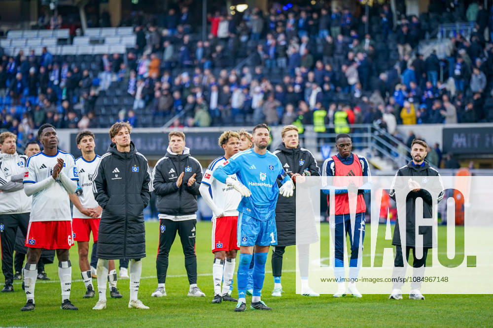 Deutschland: Fussball Bundesliga 2026 - 2027, 7. Spieltag - SC Paderborn vs Hamburger SV - Home-Deluxe-Arena (Paderborn): Hamburger Spieler nach der Auswärtsniederlage vor den eigenen Fans. Mitte Daniel Heuer Fernandes (Hamburger SV, 1)