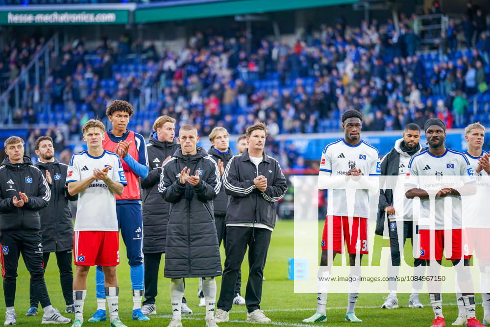Deutschland: Fussball Bundesliga 2026 - 2027, 7. Spieltag - SC Paderborn vs Hamburger SV - Home-Deluxe-Arena (Paderborn): Hamburger Spieler nach der Auswärtsniederlage vor den eigenen Fans. Mitte Merlin Polzin (Trainer, Hamburger SV)