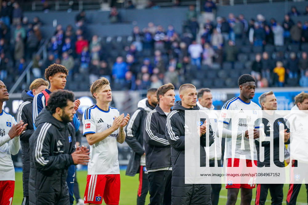 Deutschland: Fussball Bundesliga 2026 - 2027, 7. Spieltag - SC Paderborn vs Hamburger SV - Home-Deluxe-Arena (Paderborn): Hamburger Spieler nach der Auswärtsniederlage vor den eigenen Fans. Mitte Merlin Polzin (Trainer, Hamburger SV)