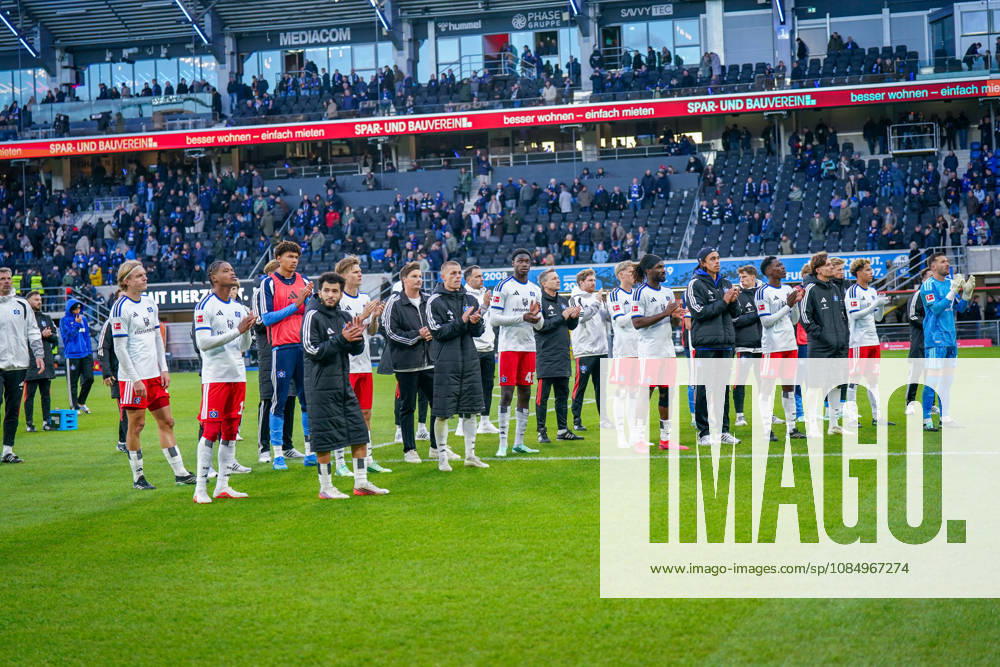 Deutschland: Fussball Bundesliga 2026 - 2027, 7. Spieltag - SC Paderborn vs Hamburger SV - Home-Deluxe-Arena (Paderborn): Hamburger Spieler nach der Auswärtsniederlage vor den eigenen Fans. Mitte Merlin Polzin (Trainer, Hamburger SV)