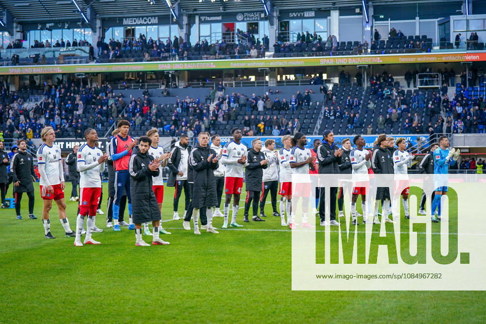 Deutschland: Fussball Bundesliga 2026 - 2027, 7. Spieltag - SC Paderborn vs Hamburger SV - Home-Deluxe-Arena (Paderborn): Hamburger Spieler nach der Auswärtsniederlage vor den eigenen Fans. Mitte Merlin Polzin (Trainer, Hamburger SV)