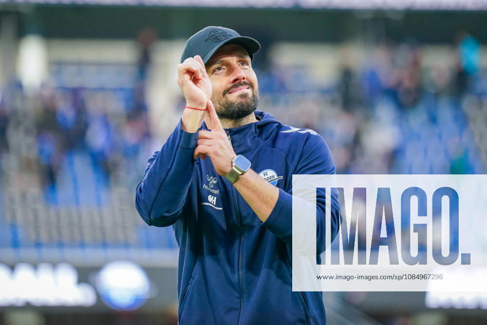 Deutschland: Fussball Bundesliga 2026 - 2027, 7. Spieltag - SC Paderborn vs Hamburger SV - Home-Deluxe-Arena (Paderborn): Ralf Kettemann (Paderborn Trainer) zeigt auf ein Armband, welches ihm wohl Glück gebracht hat. Geste, Gestik, Emotion, Freude, Jubel