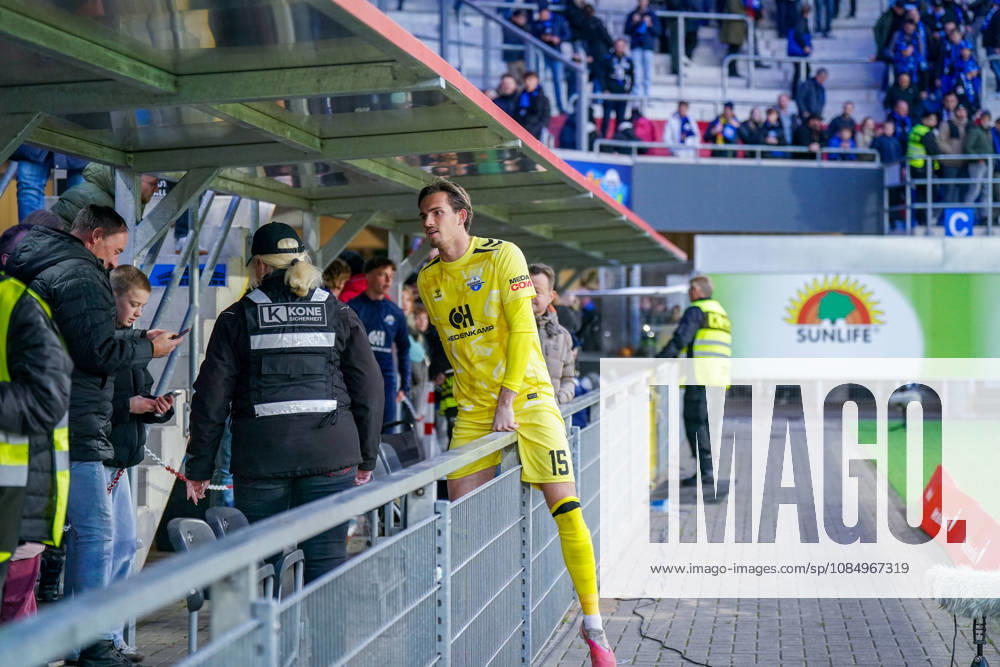 Deutschland: Fussball Bundesliga 2026 - 2027, 7. Spieltag - SC Paderborn vs Hamburger SV - Home-Deluxe-Arena (Paderborn): Nahuel Noll (Paderborn 15) klettert nach dem Spiel zu den Fans