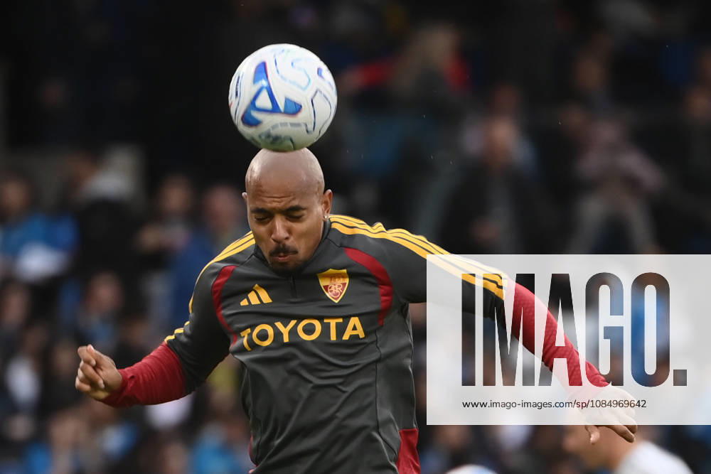 SSC Napoli v AS Roma - Serie A NAPLES, ITALY - OCTOBER 24: Roma s Donyell Malen warms up prior of the Italian serie A football match between Napoli and Roma at Diego Armando Maradona stadium in Naples, Italy, on October 24, 2026. Isabella Bonotto Anadolu Naples Italy. Editorial use only. Please get in touch for any other usage.