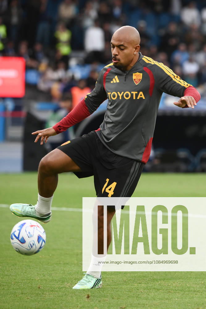 SSC Napoli v AS Roma - Serie A NAPLES, ITALY - OCTOBER 24: Roma s Donyell Malen warms up prior of the Italian serie A football match between Napoli and Roma at Diego Armando Maradona stadium in Naples, Italy, on October 24, 2026. Isabella Bonotto Anadolu Naples Italy. Editorial use only. Please get in touch for any other usage.