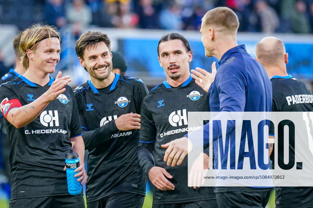 Deutschland: Fussball Bundesliga 2026 - 2027, 7. Spieltag - SC Paderborn vs Hamburger SV - Home-Deluxe-Arena (Paderborn): Freude, Emotionen, Jubel nach dem Heimsieg durch das späte Tor durch Rayan Philippe (Paderborn 9), hier mit Felix Götze (Paderborn 20) Tom Baack (Paderborn 6) Oliver Batista-Meier (Paderborn 7)