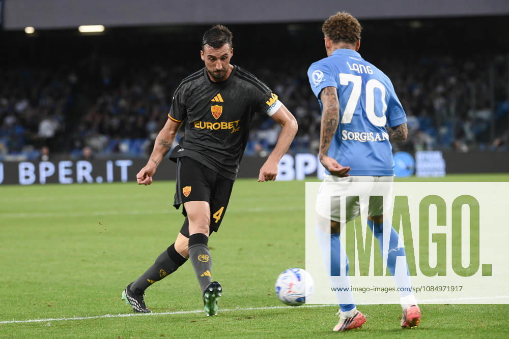 SSC Napoli v AS Roma - Serie A NAPLES, ITALY, OCTOBER 24: Roma s Bryan Cristante (L) fight for the ball with Napoli s Noa Lang during the Italian serie A football match between Napoli and Roma at Diego Armando Maradona stadium in Naples, Italy, on October 24, 2026. Isabella Bonotto Anadolu Naples Italy. Editorial use only. Please get in touch for any other usage.