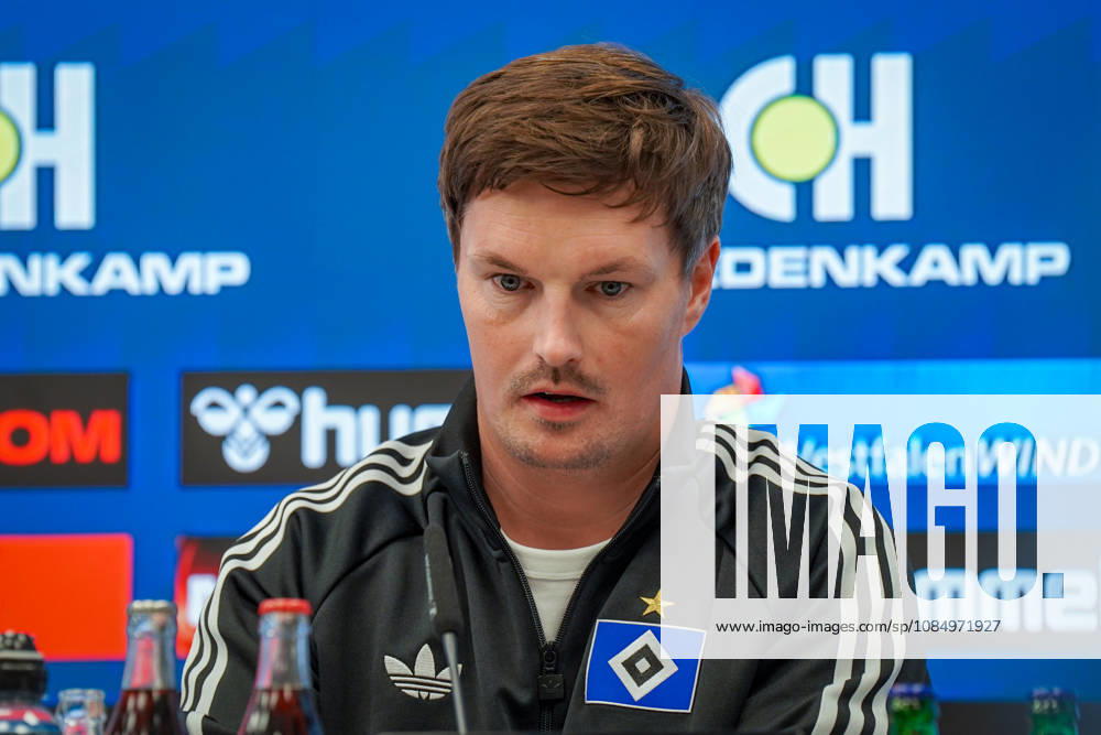 Deutschland: Fussball Bundesliga 2026 - 2027, 7. Spieltag - SC Paderborn vs Hamburger SV - Home-Deluxe-Arena (Paderborn): Merlin Polzin (Trainer, Hamburger SV) Pressekonferenz, Medien, Mimik, Gesichtsausdruck, Emotion