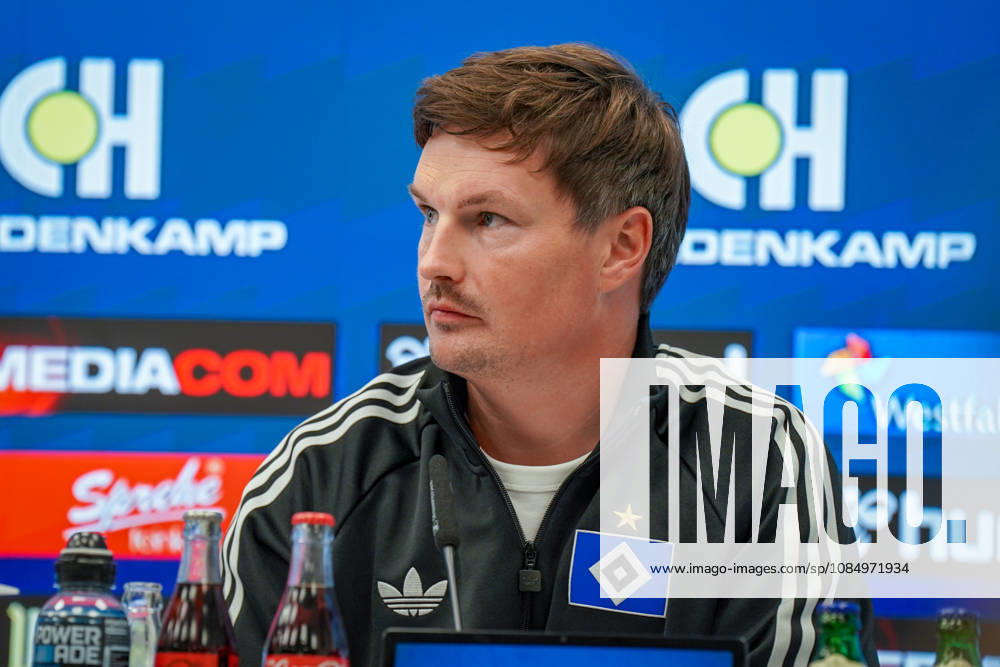 Deutschland: Fussball Bundesliga 2026 - 2027, 7. Spieltag - SC Paderborn vs Hamburger SV - Home-Deluxe-Arena (Paderborn): Merlin Polzin (Trainer, Hamburger SV) Pressekonferenz, Medien, Mimik, Gesichtsausdruck, Emotion