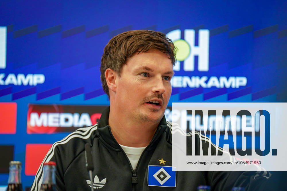 Deutschland: Fussball Bundesliga 2026 - 2027, 7. Spieltag - SC Paderborn vs Hamburger SV - Home-Deluxe-Arena (Paderborn): Merlin Polzin (Trainer, Hamburger SV) Pressekonferenz, Medien, Mimik, Gesichtsausdruck, Emotion